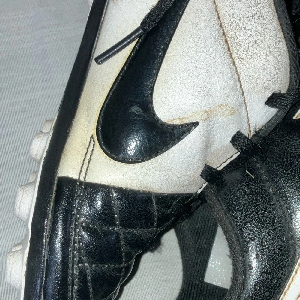 Nike boys/ girls Tiempo soccer shoes / Cleats - some STAINS but good condition - Picture 13 of 16